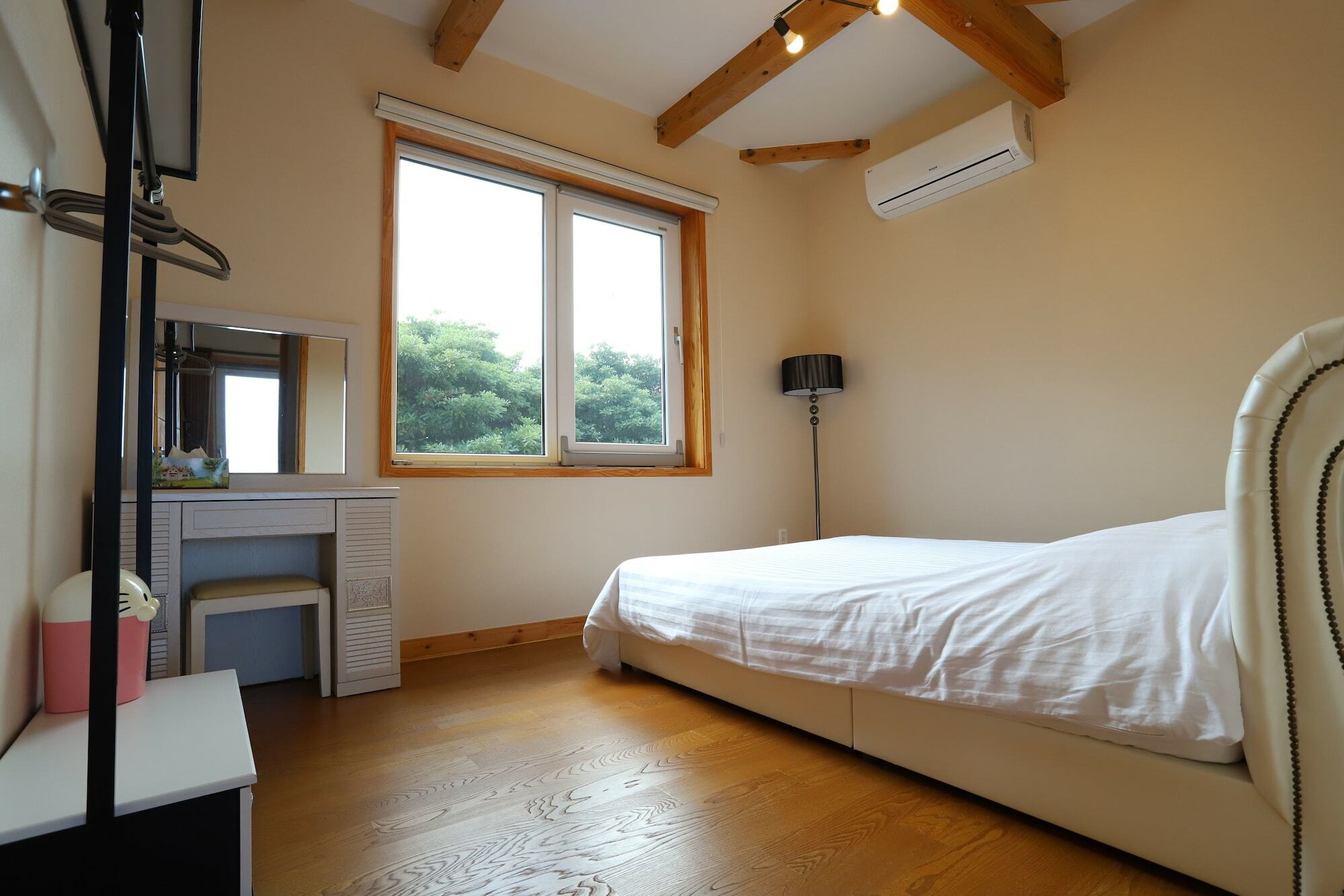 Jeju Lake Pension Exterior photo